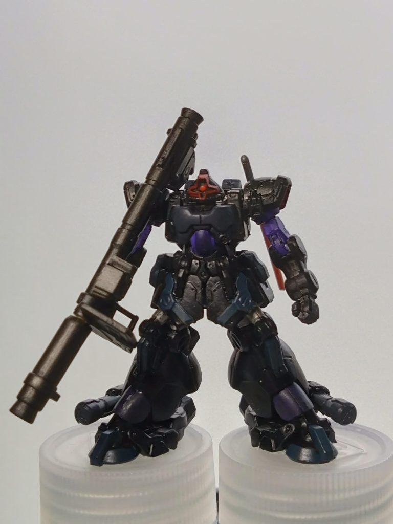 少し黒い三連星っぽく寄せてみました。とくに何もしてないですがバズーカとバックバックのバーニアはドリル刃で少し彫ってみました。