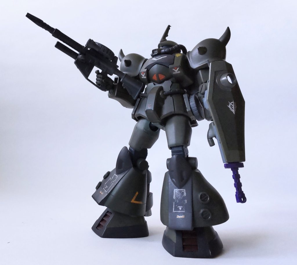 今回のグフ飛行試験型は旧HGUCグフと旧キットグフ飛行試験型のニコイチです。かなり前に作ったのですが途中で放棄されたのを最近復活させました。当時は未熟で途中で挫折したんですねwww。あまりに昔でなくしたパーツも多くジャンクや他ディテールパーツでリメイクしました。なので本来の07Hとかなり差があります。カラーリングはミリタリーテイスト強めのグリーン、グレーが主です。