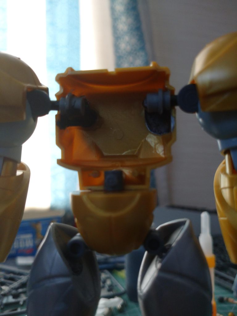 肩のとこにジョイントを仕込んでますね。