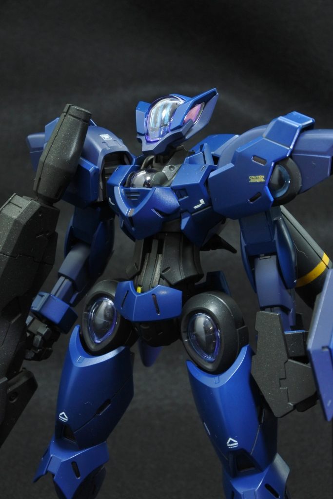 センサー部分は青竹色を筆塗りしています。一部をアクセントに黄色を入れています。何かティターンズカラーっぽくなってかっこいい。