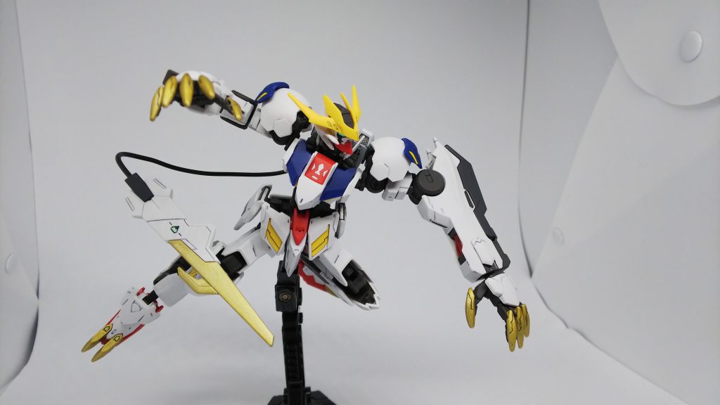 飛び掛かるイメージで。こういう、ケモノじみた動きが良く似合うと思うのです。