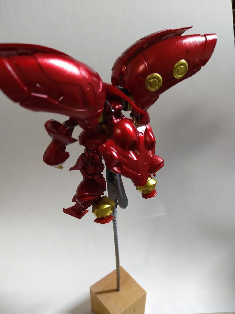 肩のバインダー開いて、脚の接続位置変えてます。ファンネルコンテナの縁は無くしています。形はカッコよく出来たと思います。PSならもう少し楽しめそうですが接着剤使わせては駄目なんでしょうね。