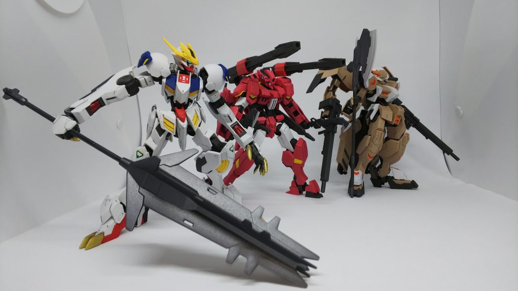 鉄華団セットの写真をイメージして。ランドマンロディはいないのですが。その分、グシオンとフラウロスは武装を盛ってます。バルバトスは···デカメイスで十分でしょ。