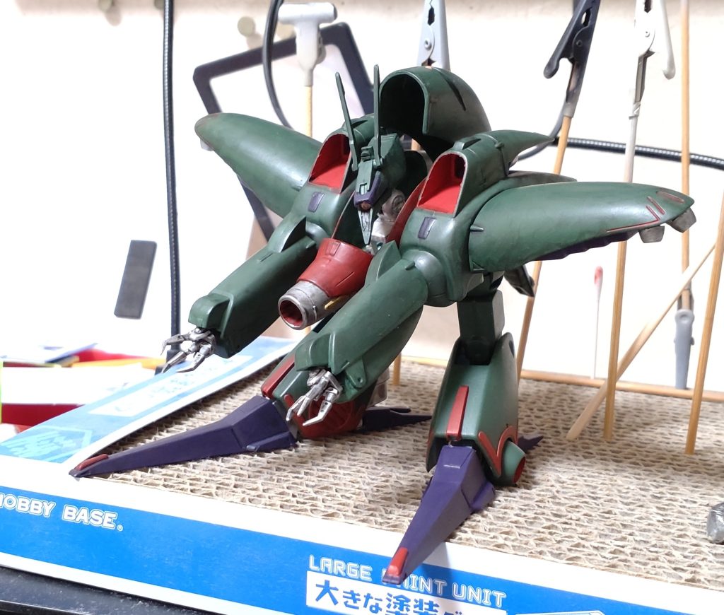 大きな改造は特にしていませんが、首関節パーツをHGガンダムバルバトスの関節パーツを流用して左右に回せるようにしています。