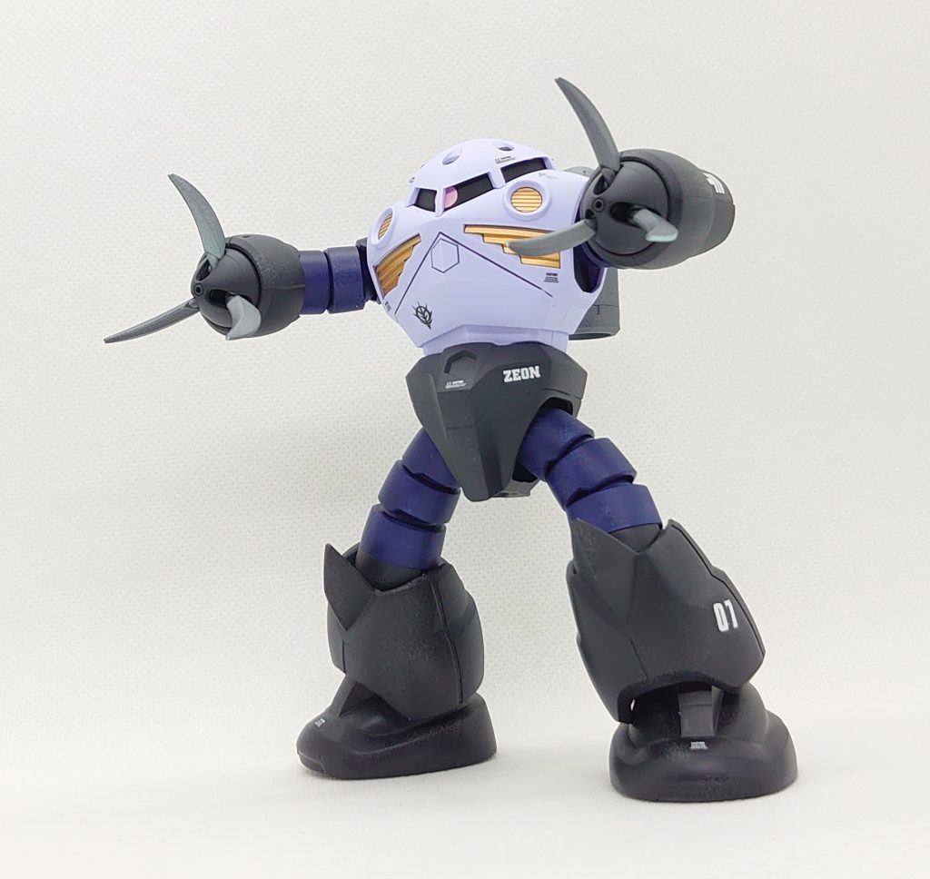 両手撃ちはどこかカワイイ。