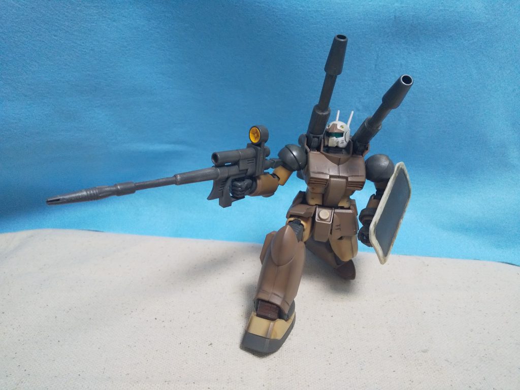 キャノンとライフルを少しだけ長くして、盾も作りました。少しだけスジボリも入れてみましたが相変わらず上手くできません。向いてないのかも…。