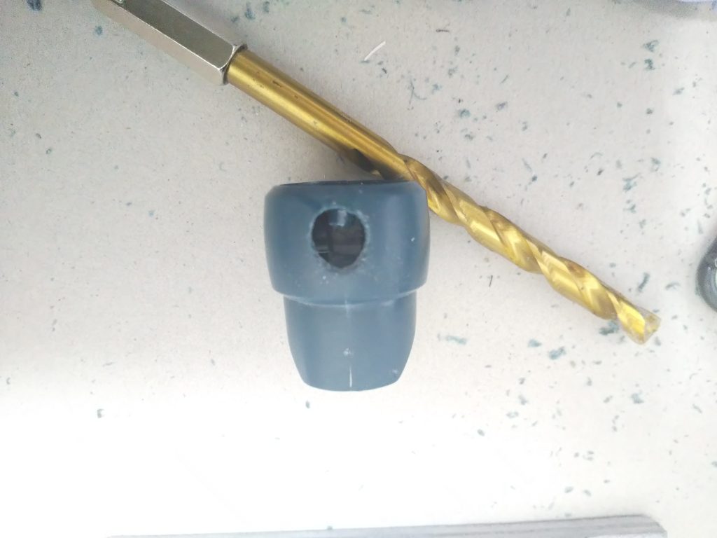 武器の制作過程です。まずは腕に穴を開けます。写真に写っているドリルは5ミリ、ネオジムは6ミリだったので開けた後、少し削りました。