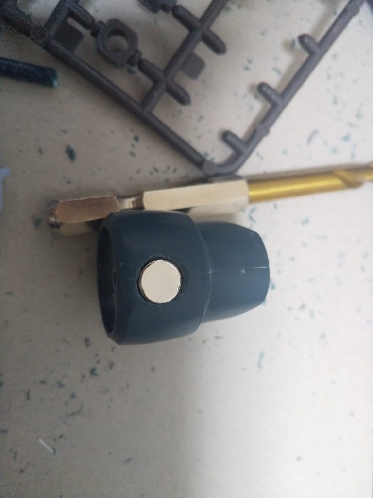 ネオジムを埋め込み、薄いプラ板をかぶせます。ネオジムを使うのは今回が初めてで、磁力がどの程度か分からなかったので0.2mmの透明プラ板を使いました。塗装も接着もしにくいので少しヤスリがけしました。