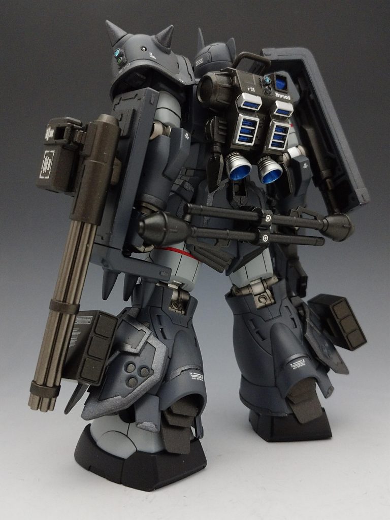 いつものなんちゃってセンサーに縁取り工作をしております。今回からフィニッシャーズのガンメタルを使い始めました。部位で違いが出て面白いですね。地上用という事なので足にF2のミサイルポッドを追加。対艦ライフルはフォロワーさんが銃身をカットしててそれがカッコよかったので真似をしました。シールド裏にナイフも装備してます。