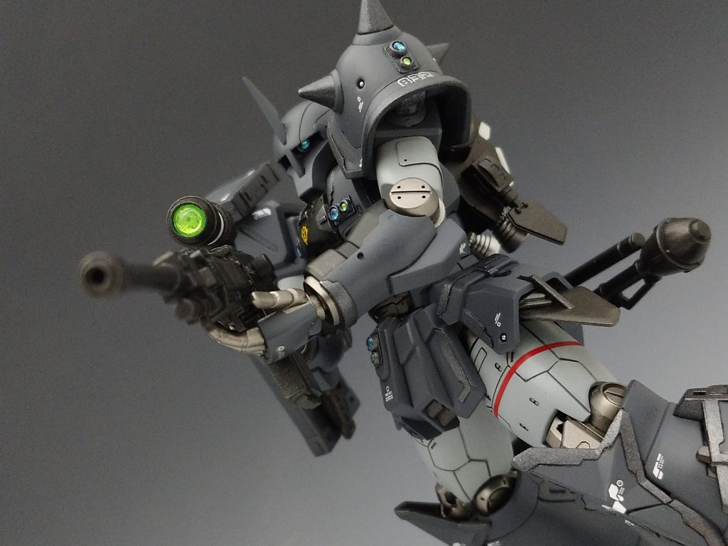 鉄血のオルフェンズに登場したグレイズ地上用の剣やハンドガン持たせたかったので製作しましたが、装備させると邪魔になったので状況によって使い分けるイメージです。