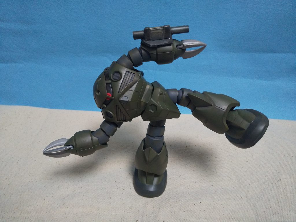 HGでも初期の頃に発売された古いキットなのによく動きますね。バランスもいいです。