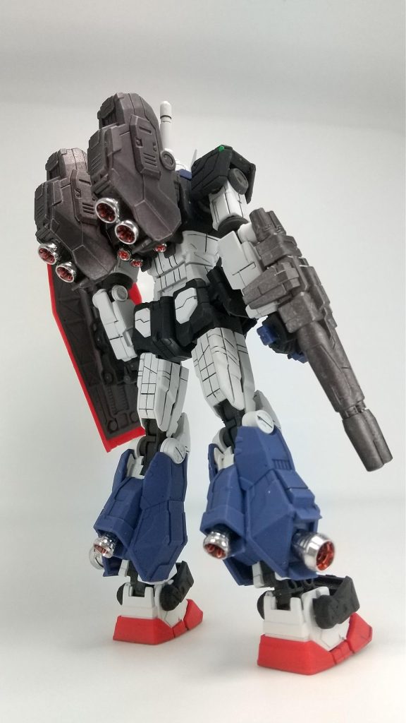 バックショットです。バーニアがいっぱいです。ガンダムマーカーメッキシルバーとバーニア内部は塗装が乾いた後にガンダムマーカーリアルタッチマーカーのレッドを上塗りです。私のバーニア塗装はこのパターンが多いです。シールドの裏面をグレイベタにして落ち着いた感じになりました。ライフルと背面のブースターはガンメタのつや消しなのですが、ちょっとムラが出てしまいましたが。重厚感はそれなりに出たかな…