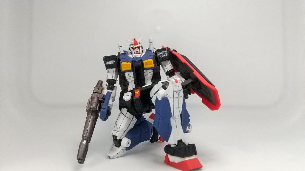 意外にも、膝関節が深く曲がり股関節も干渉すくないので膝立ちがきれいに決まります。いずれ塗装を治したいのですが、今回はこれで満足です。何よりも実物の動くガンダムを見たことを思い出させてくれる1つになりました。