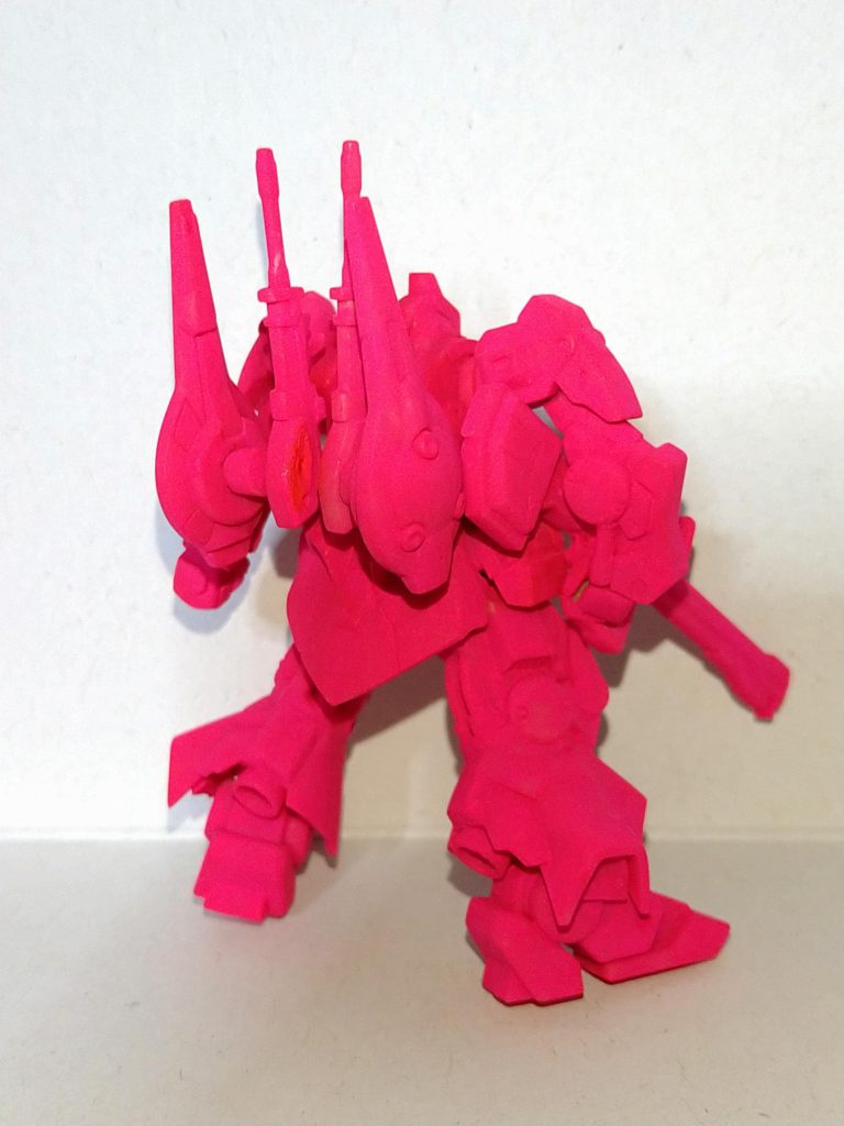 ピンク状態、後ろ側。塗り終わった後では、この下地カラーがほぼ見えません。足裏くらいかな？そのままの状態なのは。総作業時間は…考えておりませんでしたが筆塗りだけで１５時間くらいはかかっていそうな気がします。本当は手乗りガラス・リックディアス塗装にしようと考えておりましたが組み上げてみたら想像以上にカッコ良かったので手を透けさせる塗装をやるのは勿体ない…と考え直したのでした。最後までご覧頂きありがとうございました。