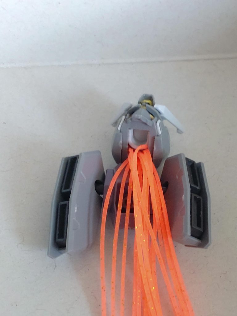 後頭部に何故か空いている丁度良い穴にねじ込み顎の裏側を開口