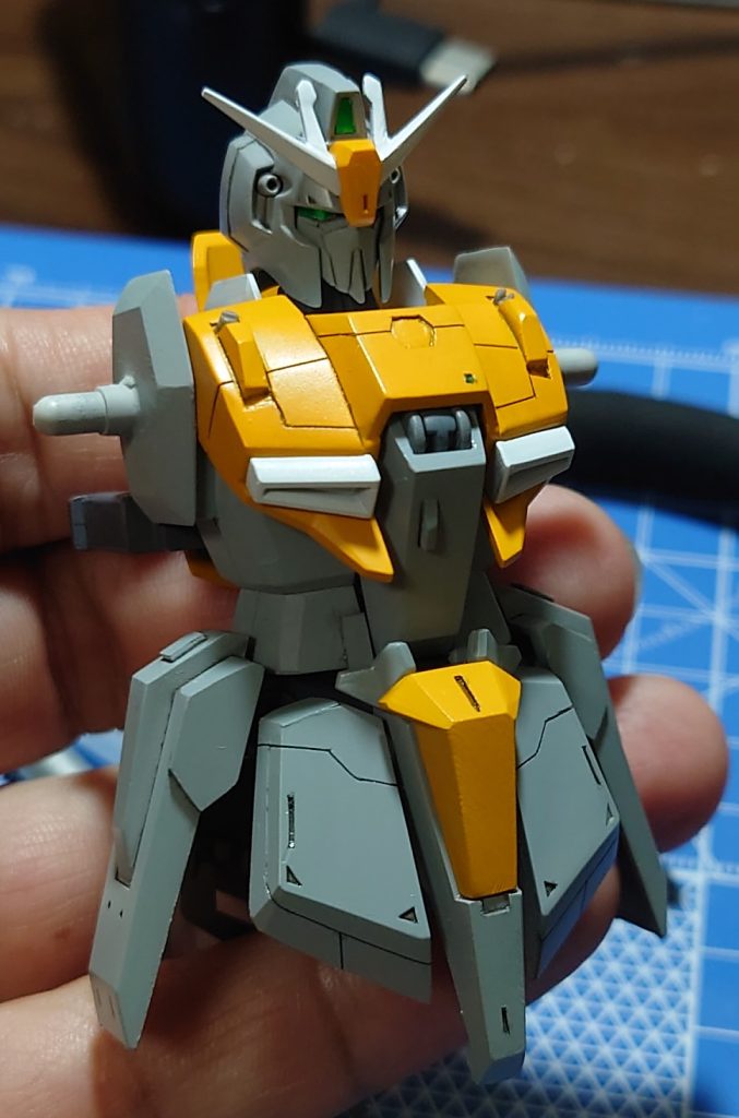 アイカメラとセンサーはラピーテープとハセガワのクリアーテープを重ねて貼っています。