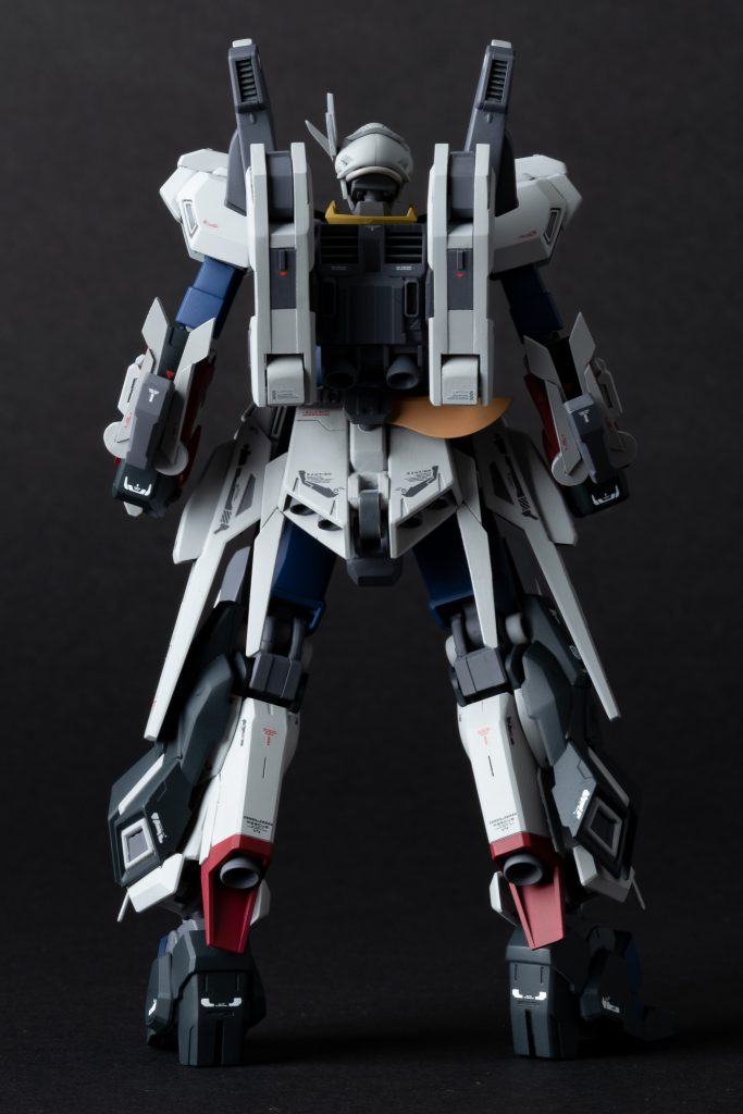 武器なし前後も。シナンジュ・スタインのデザインで「連邦っぽくないな」と思ったパーツはすべて作り替え。その際やり尽くされたHi-νとのミキシングは避け、あくまでスタインベースで外装をミキシングで製作しています。