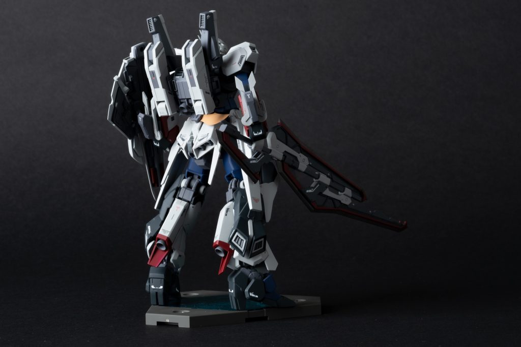 前後写真原型のシナンジュももともと大柄ですが、そこからさらに延長工作を施しほとんどMGサイズの作品になってます。より連邦感のつよい見た目に改修しつつ、他では観ないような新鮮さも大切にデザインしました。