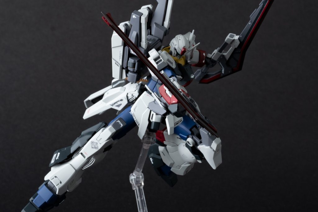 双剣モードはリアアーマーに接続したシールドブースターによる高機動が特徴。 