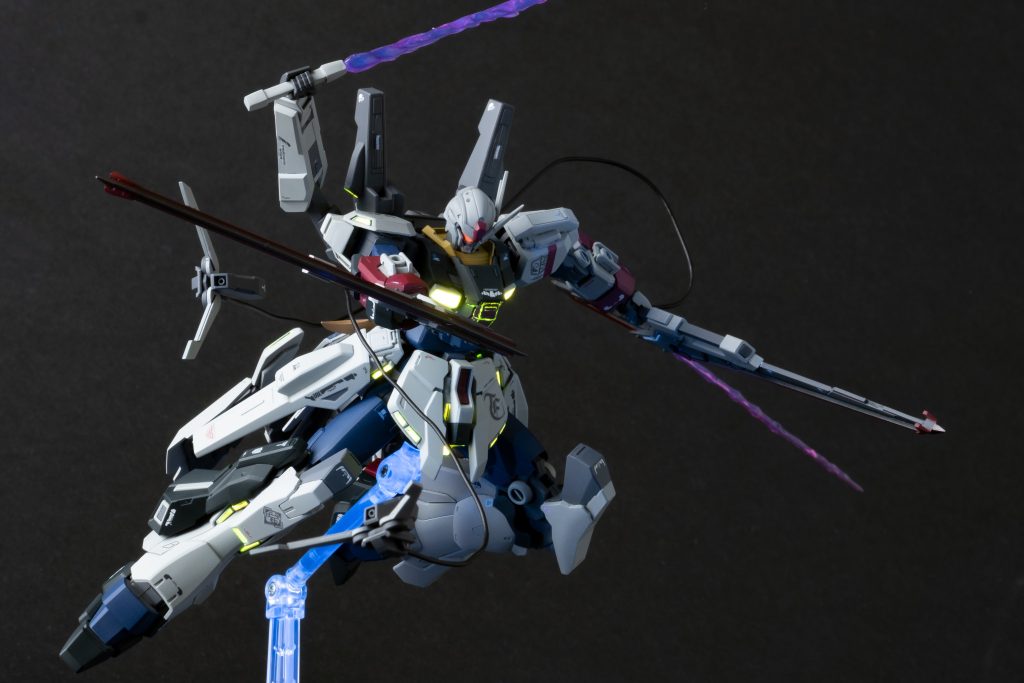 HADES発動時にはバックパックの隠し腕を展開し、ビームサーベルを加えた4刀流になります。また、モンハンの武器をモチーフにしているため、クラッチクローや翔蟲をイメージしたソア・インコムを腕部に搭載。