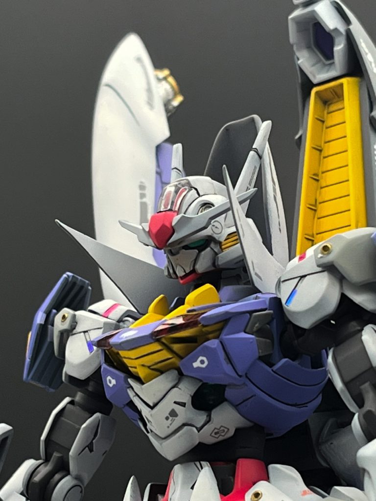 頭部後ろにはフード、首周りにハイカラー(立ち襟)をイメージしたプラ板を付けて洋装の趣きを出しました。