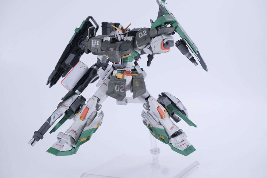 腕部装備には内蔵型ガトリング砲を装備。アレックスの物を機体外付けのオプションとして検討している、という設定でシールド先端のスパイクと合わせて近接防護の助けとなります。