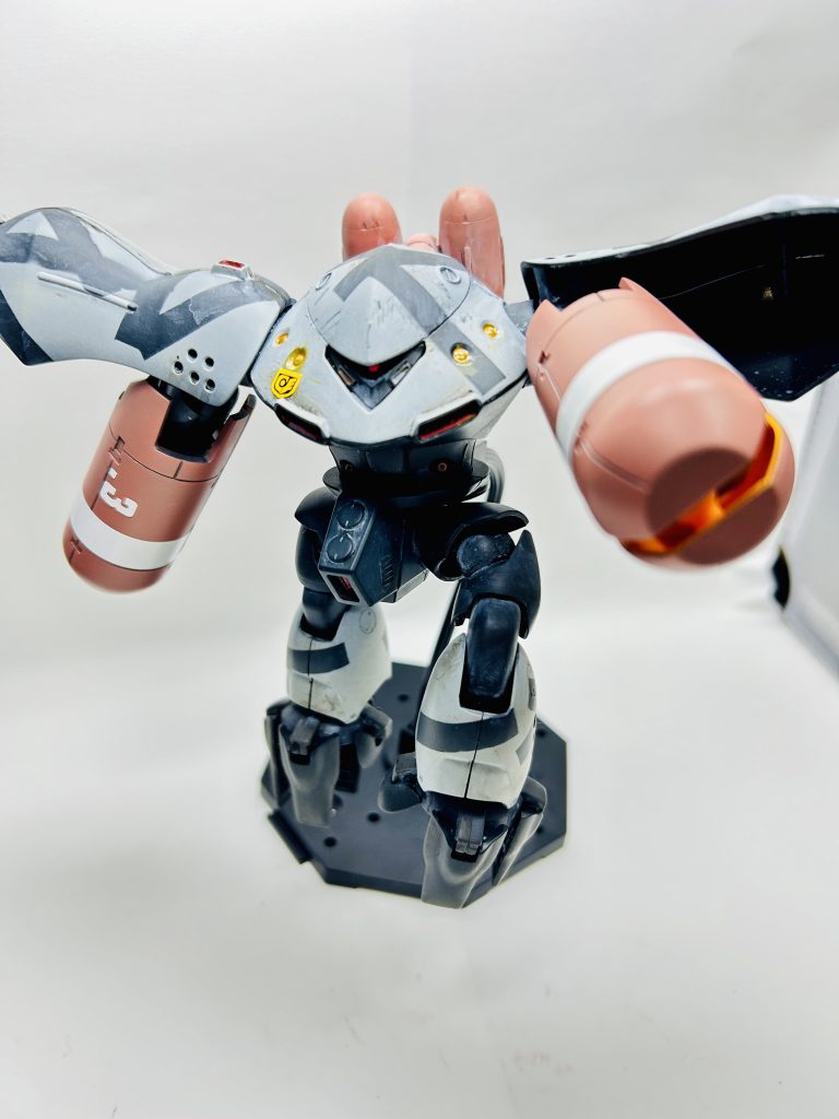 本体はグレーバイオレット。海の中でも目立たない色で考えました。こうして見ると元々の水色と同系色に計らずとも決まった？腕などの黒っぽい所はミッドナイトブルー。かなり暗い。