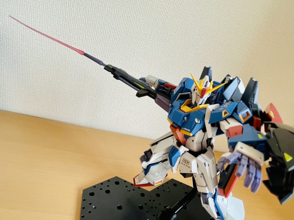 ポージング!変形キットでありながら良く動きます。指やフレームは成型色にクリスタルカラーの紫と青をコーティング。グリプス戦役のMSって何故かフレーム色が紫系ですよね。