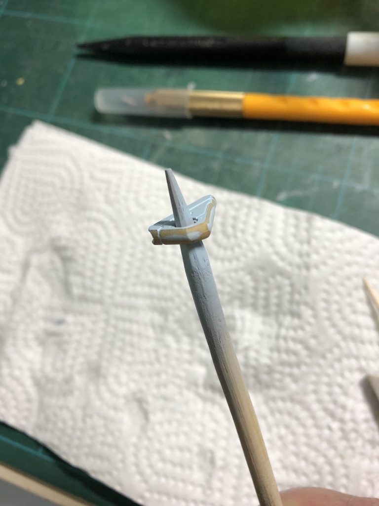 背負いもののバインダースタビライザーが塗装後の組み付け時にパックリ。ABS素材にはABS専用の接着剤が必要なことをこの時に知る…