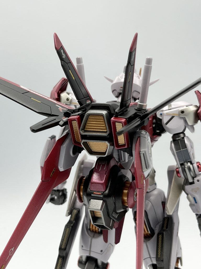 背面ショット雑談ですが、サムネ画像のポージングをするのにエアリアルの平手がどうしても欲しくてミラソウル社製フライットユニットを購入しちゃいました。バンダイさんの策略にやられた感じですね…使わないと勿体無いのでフライトユニットを改造してコンパクトなブースターユニットにしてみました。怪我の功名じゃないけど意外としっくりきてて気に入ってます♫