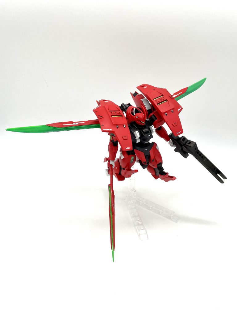 アンビカーの位置を調整し、ウィング部を展開すると高速飛行形態となります。