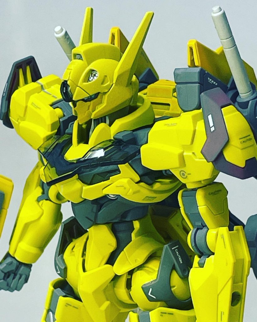 今回公式のデカールのみ使用しましたが、ハサウェイ時と違って水星デカールは参考写真や説明が見やすいので使いやすかったです(一部間違えたけど)ただ腕部のラインデカールだけはどこに貼っていいかわからなかったのでひとまず肩に貼りました。