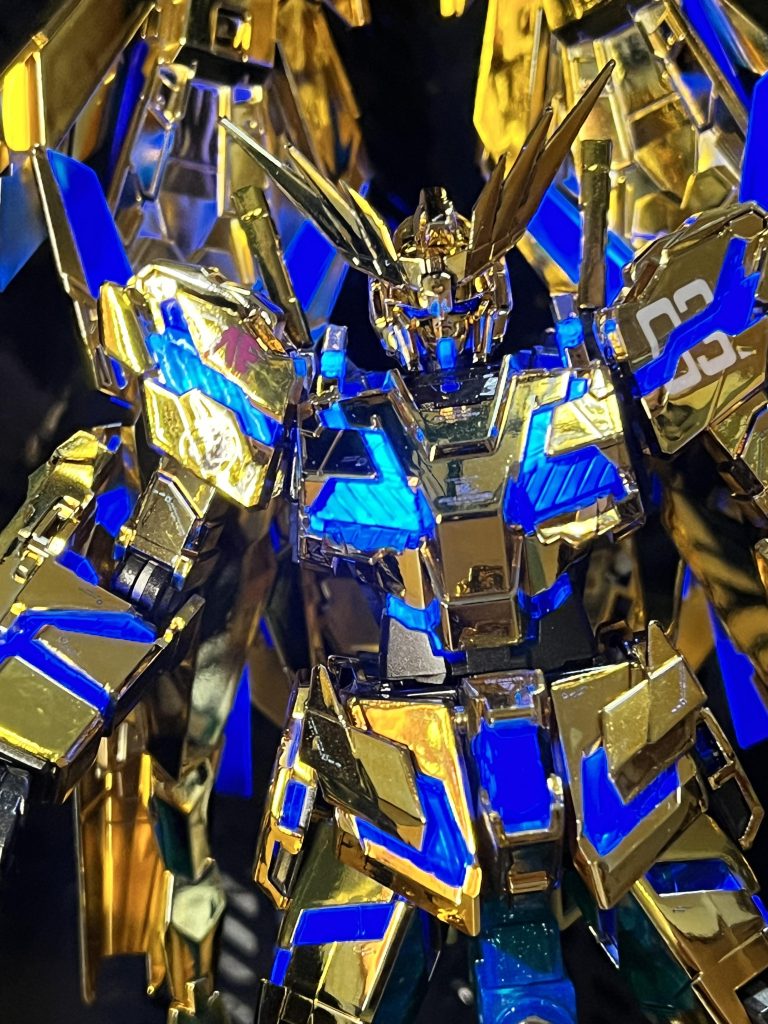 今までのガンプラの工程と違いかなり時間がかかりましたが、初めて満足するゴールドコーティングができました。積みプラに百式の一般とガンダムベース限定のゴールドコーティングがあるのですが、金を塗装するか今回と同じくクリアコートを重ねるか非常に迷います。