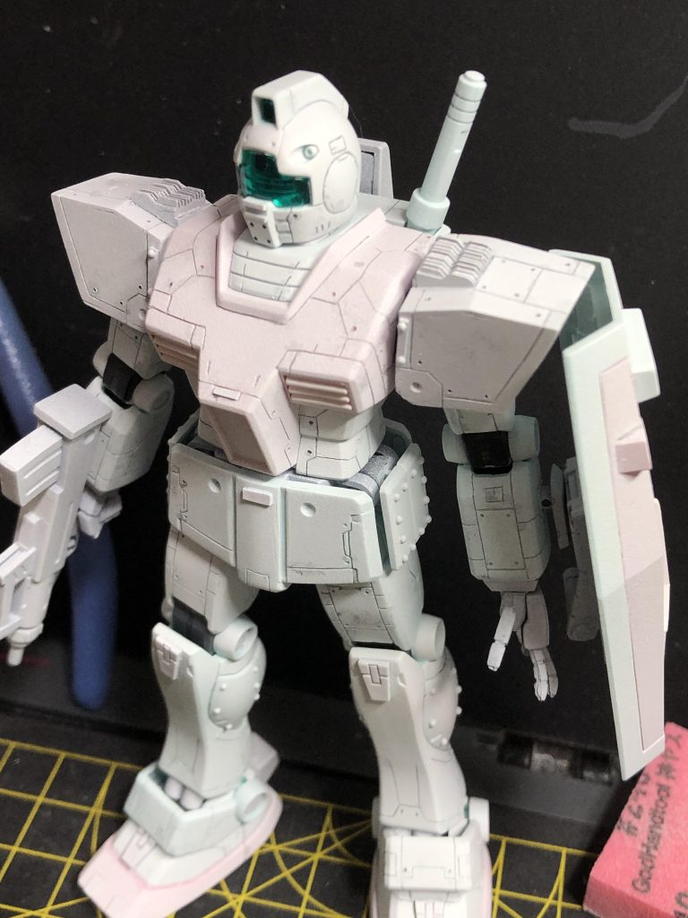 1回目のサフを吹いてスジボリの確認中。