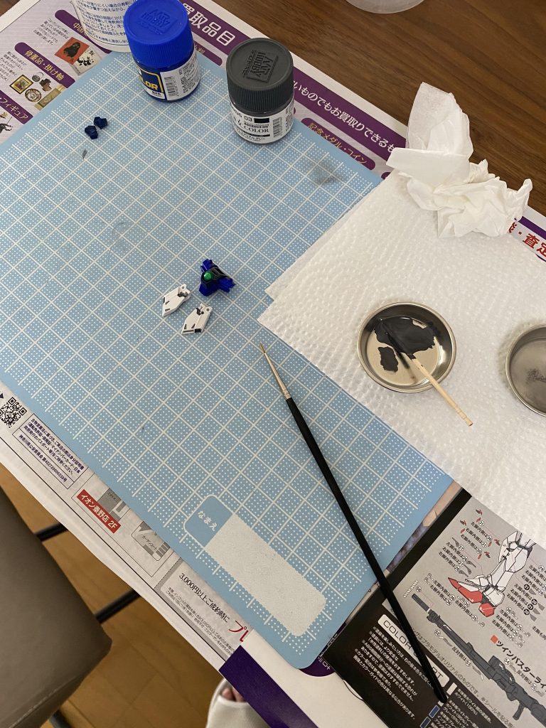 細かい所は、筆塗りで。箇所は多くないのでサクッと。