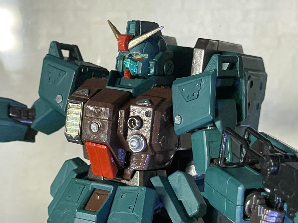 迷彩塗装する前の状態ツノとマスク等にメタリック使いたい気持ちは抑えきれなかった迷彩塗装はアクリジョンの筆塗り塗装前にいろんな迷彩を見てイメージを膨らます