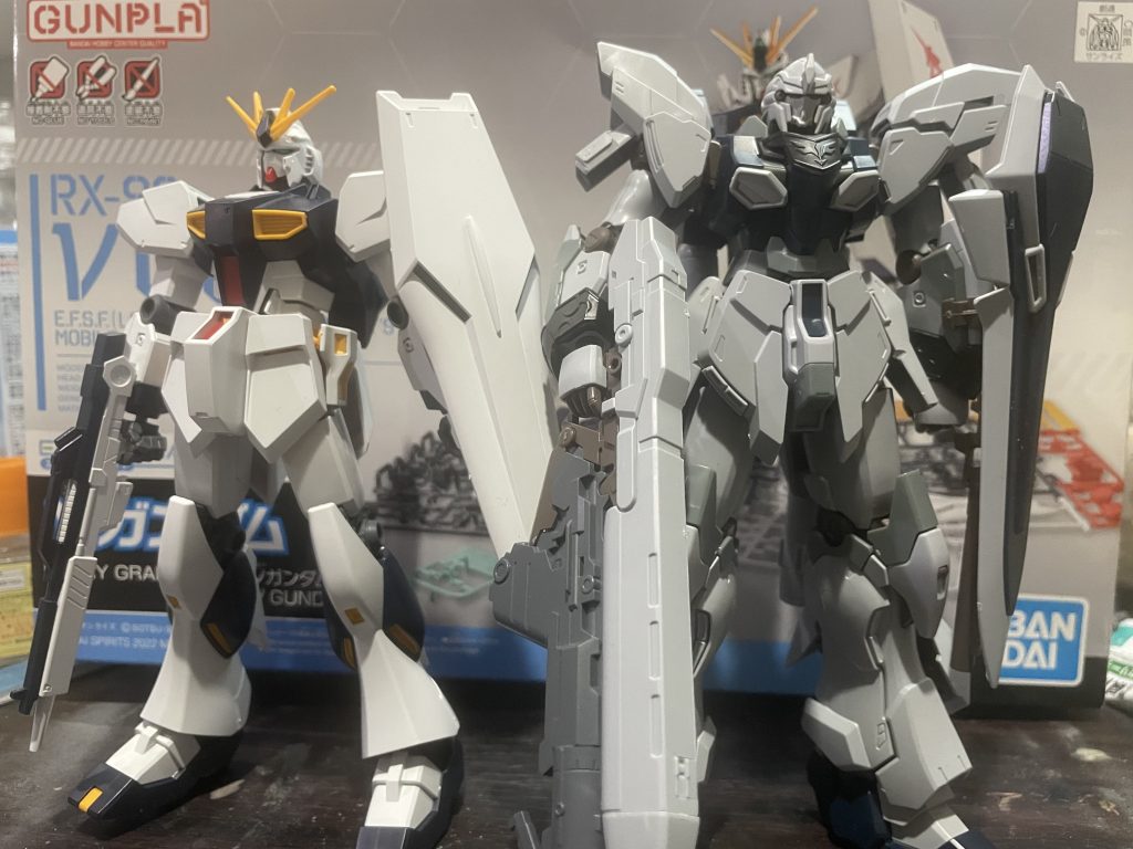 悩んでいても仕方がないので今回は素組みをして放置していたνガンダムとシュナンジュスタインとジャンク品のナラティブさんの足を組み替えてオリジナルモビルスーツを製作してみました。途中で面倒くさくなってサフとブラックとブルーは缶スプレーでザックリと塗装したのでかなり荒い仕上がりになってしまいました。では、サクッと機体設定の説明を致します。^_^
