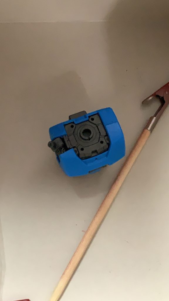 パーツを一部切り欠いて、肩を真上に上げられるように