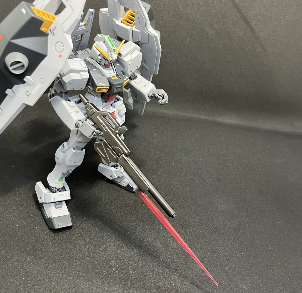 装備その1。付属のビームライフルはバレルを伸ばして下部にビームサーベルを付属させました。マガジンはマグネットで取り外し可能。サーベルも引き抜いて装備出来ます。