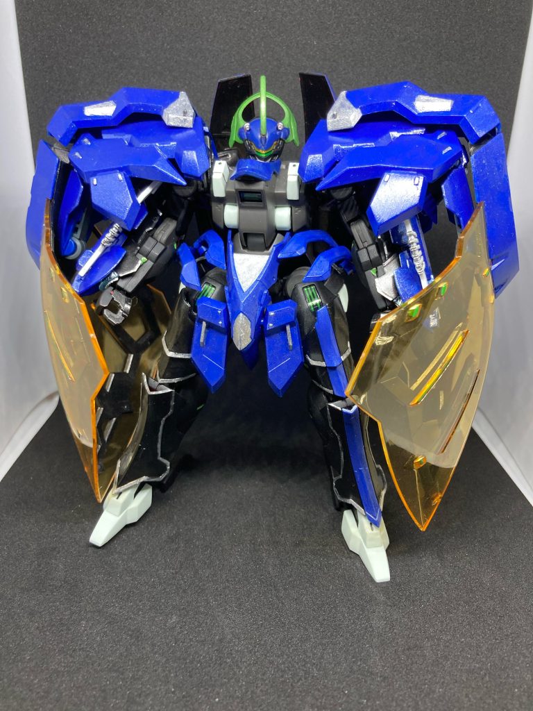 最も特徴的なのは両肩部に装備した大型の試作シールドバインダー。ガンダムのシールドを参考に、攻撃を受け止めるのではなく、特殊な力場を形成して弾くことで防御する。