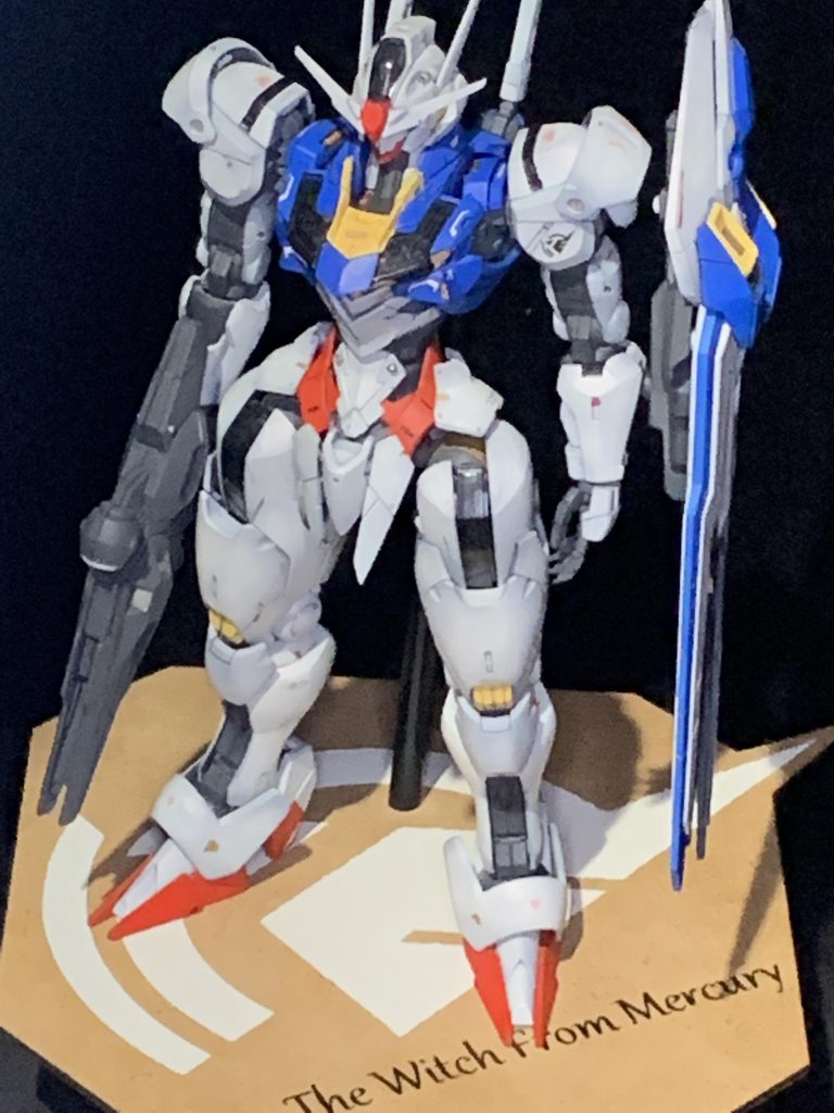 台座はMDFボードをレーザーカットで。無地でも寂しいのでアス高のエンブレムを入れてみました。エンブレムや文字はカット時にマスキングテープを貼っておき、テープだけ切るように出力ダウンさせてくり抜いてます。塗装後に全体のマスキングテープを剥がすとこんな感じに仕上がります。マイコンを入れる必要に迫られて作りましたが、結構見栄えも良いので気に入ってます。