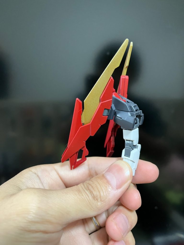 【初めての塗装】サーフェイサーはグレー。サザビーレッド、ファントムグレーは缶スプレー、ホワイト、イエローゴールドはガンダムマーカーエアブラシシステムを使用。初めての塗装は面白かったです。