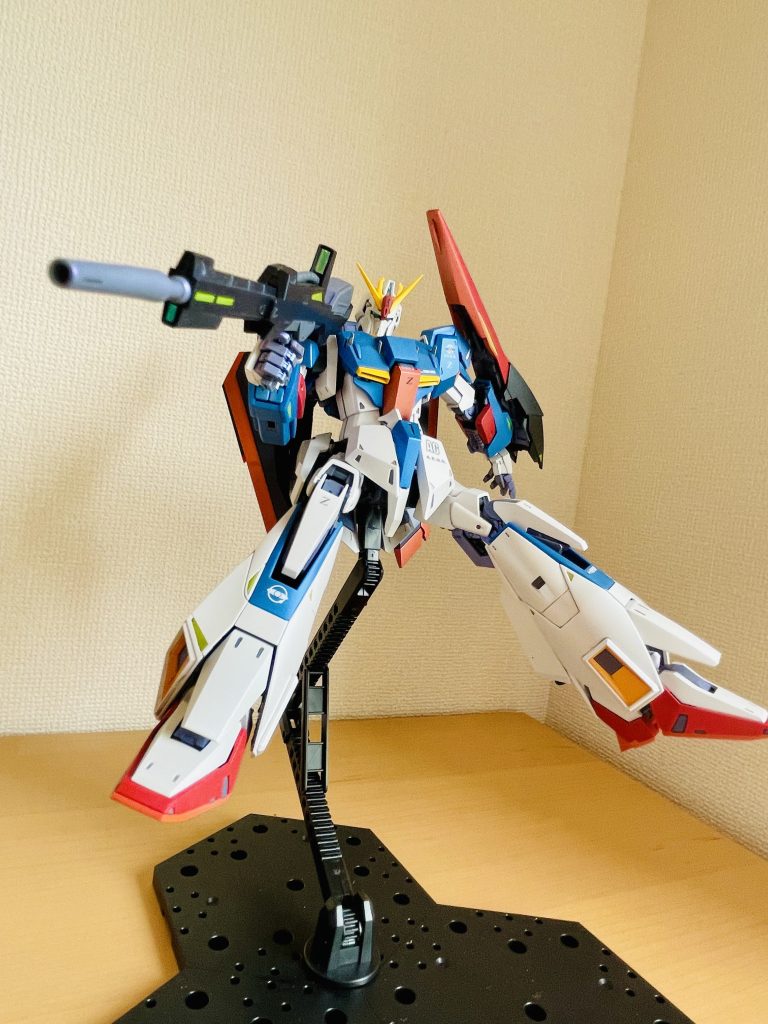 ポージング!このキットライフル大き過ぎますよね。ポーズ付け難い。部分塗装その2:各所の黄色い三角、デザイン的に何かしら機能ありそうなので、ゴールド塗った上に蛍光イエロー被せました。まぁ、深い意味は無くて雰囲気だけですね。