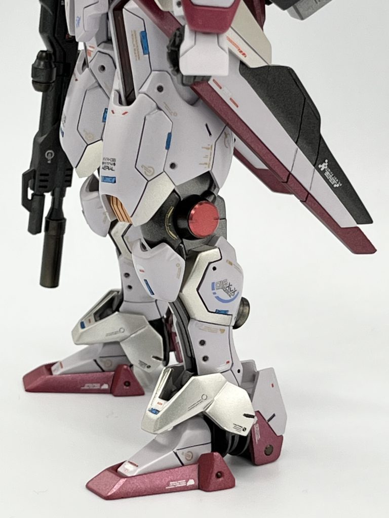 脚部ショット今回はセンサー部にプラチップでもメタリックシールでもなくメタルチップ(Sボリ堂さんのエッチングパーツ)を採用してみました!クリアカラーで塗装すれば発色も良いし、ちょっとしたモールドも入ってて良い感じなので今後も使用したいと思います。脚はスジボリも多めにして一部はシャンパンゴールドで塗り分けしてみました。