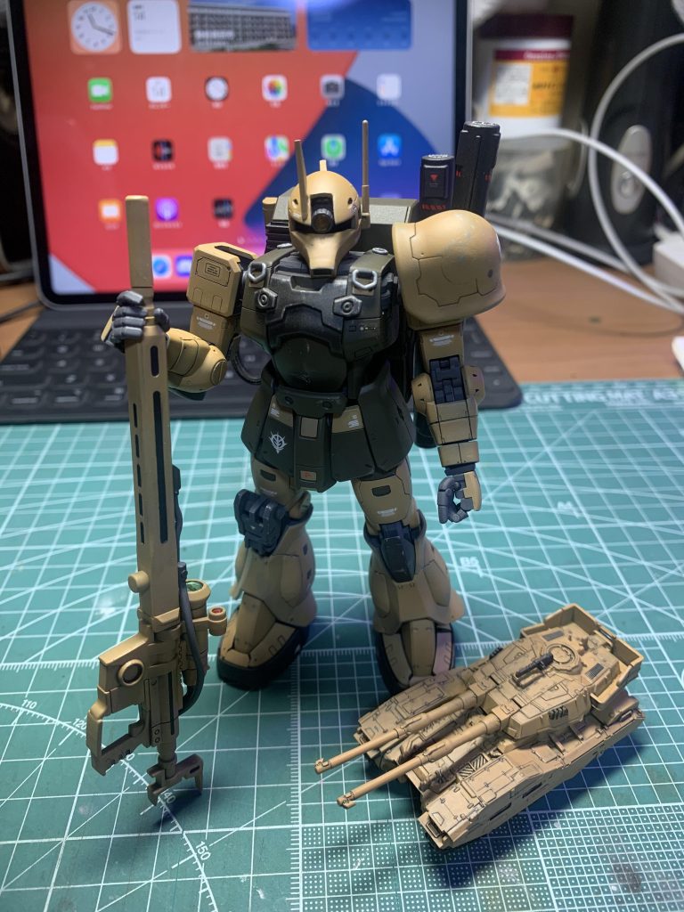 写真じゃ分かりにくいけど、銀でハゲチョロして使用感は出してます。汚しは控えめです。何せ0079から丁寧に乗ってきてこそUCでも現役で使えているので。足元の61式はザク地上戦セットのやつが転がっていたのでついでに塗りましたw