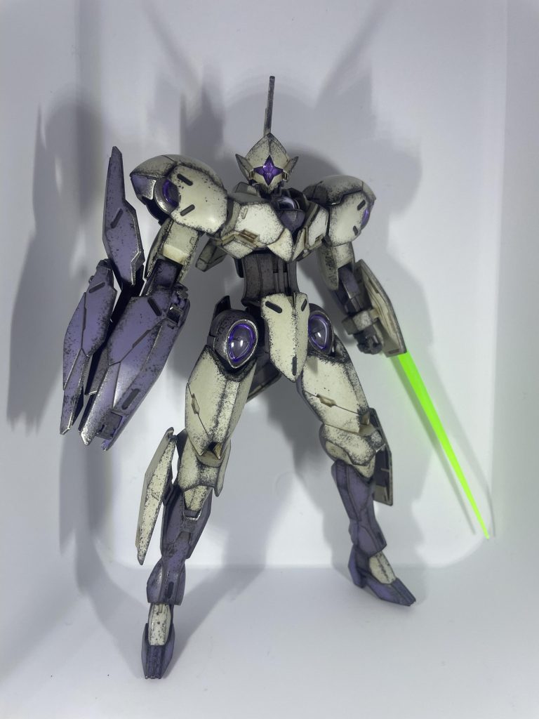 ワンポイントと言いながら、もう1箇所。笑ビームサーベルです。表面をヤスリがけして粒子感を出しています。なんか、こう「ブウゥンッ…」って感じ。あぁ、もっと語彙力が欲しい笑