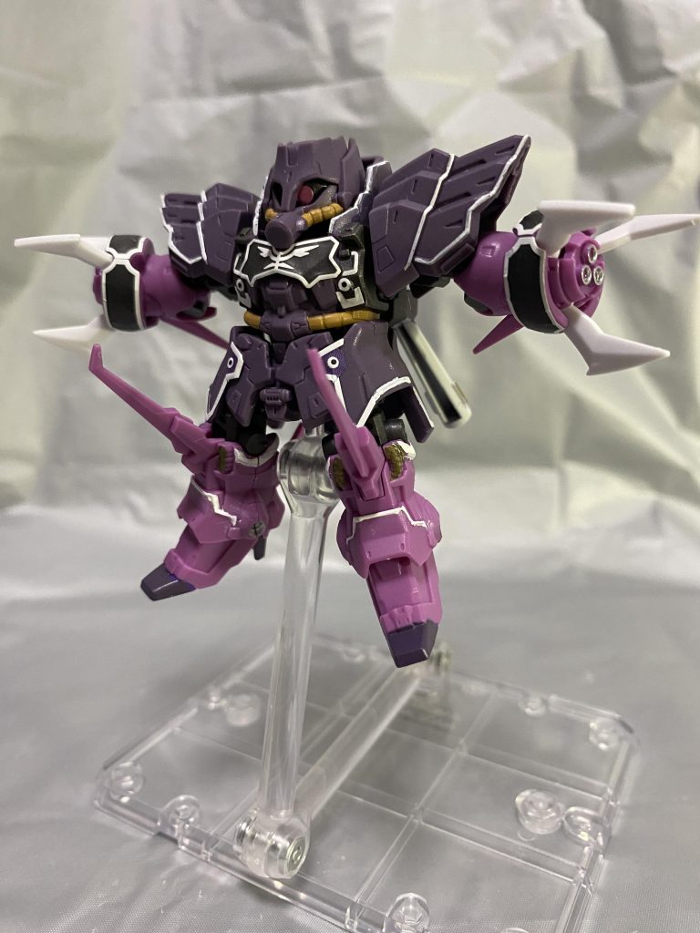 腕先の三連ビーム砲部分もマーカーにて塗装。