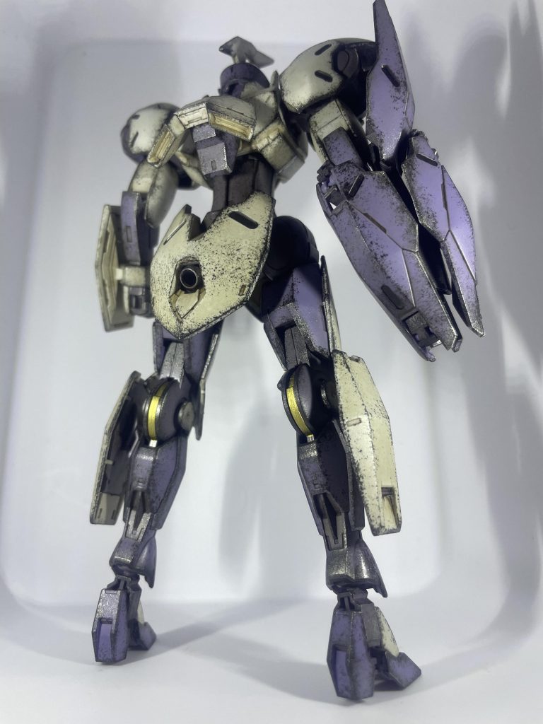 今回のこだわりワンポイントは、膝裏の部分をゴールドで塗装したところです♪そして…