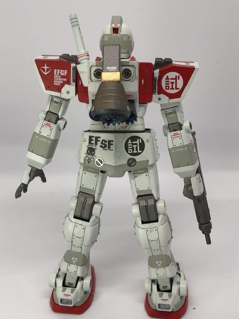 背面です。背面には試作のマークをたくさん。スジボリの他にランドセル、腰にメタルパーツでディテールアップを施しています。お気に入りは腰のEFSFデカールで、貼ってる最中に千切れてしまったのですが、ちょうどSの左上が斜めに切れていたのでデカール自体も斜めにズラして貼ることでカッコよく再利用出来たと思います。真ん中の大きめの推進器は稼働します。踵のブースターに青焼け追加し忘れてますね。