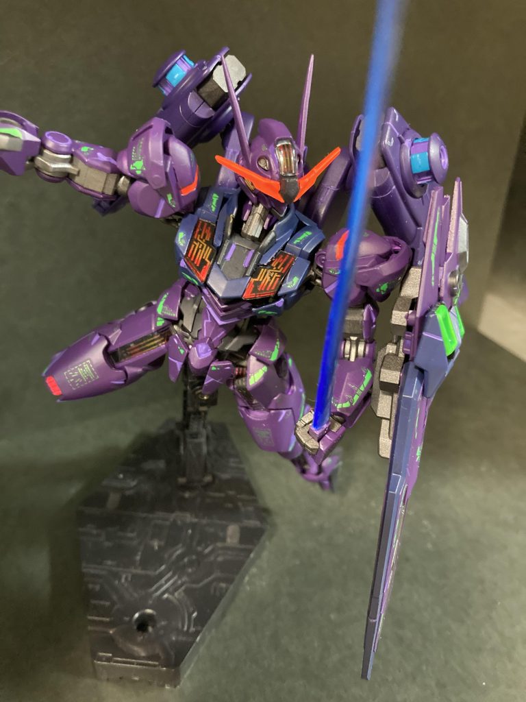 デカールはMYKデザインの1/144プリズムグリーン&ネオングリーンです。こちらもブルーが手に入らなかった為、手持ちで代用してしまいました。フレーム部はガイアノーツのガンメタサフのままです。